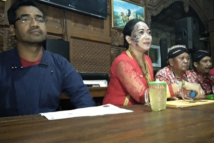 Calon Ketua DPRD Gunung Kidul Dhemas Kursiswanto (baju biru)