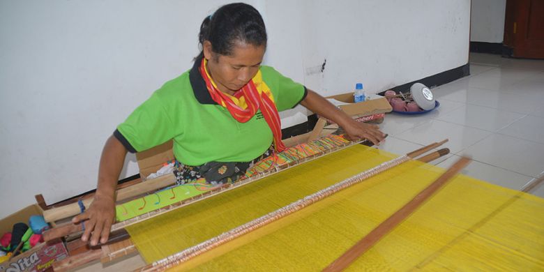 Seorang penenun di Sentra IKM Rana Tonjong, Manggarai Timur, NTT, sedang menenun kain tenun sulam untuk persiapan fashion show di Jakarta tahun ini, Kamis (7/2/2019). 