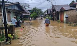 Korban Banjir Tapteng: 6 Jam Bertahan di Atas Bak Air, 10 Hari Hidup Tanpa Air Bersih