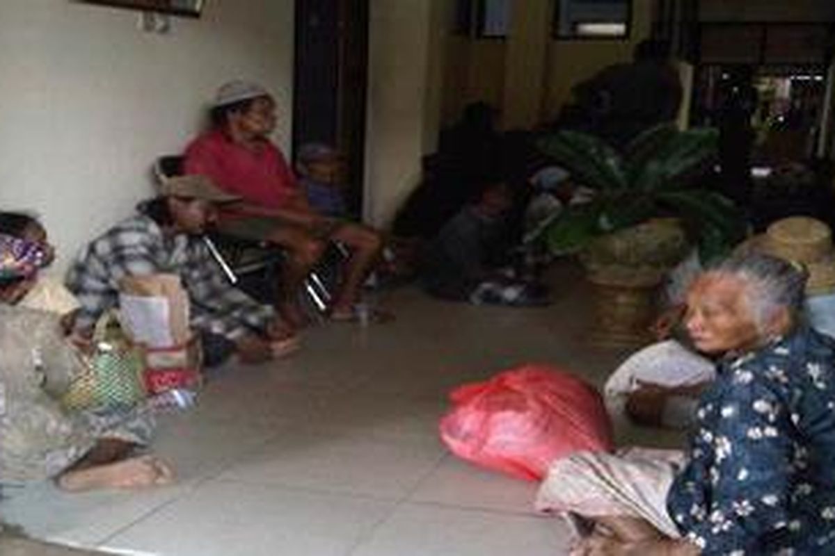 Puluhan pengemis yang terjaring Pol PP Sumenep, setelah ditampung di Kantor Dinas Sosial Sumenep. 