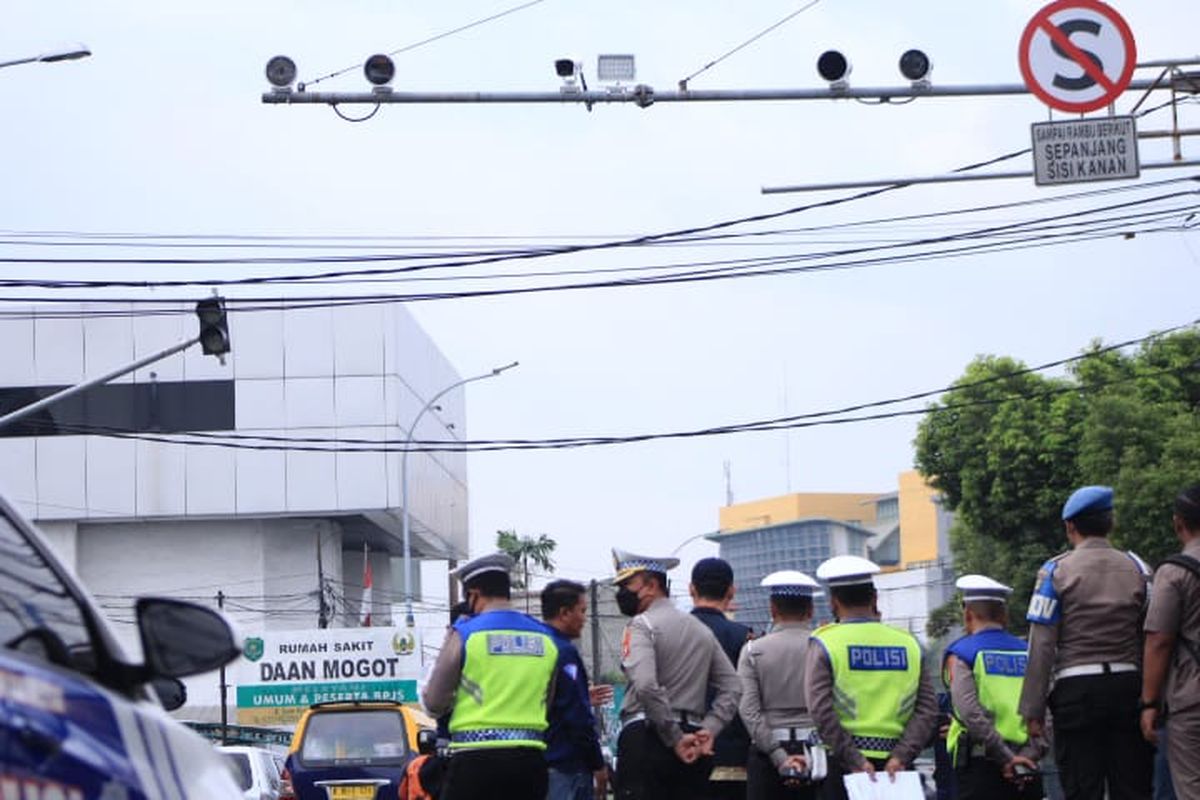 Polres Metro Tangerang Kota akan uji coba penegakan tilang elektronik atau Electronic Traffic Law Enforcement (ETLE) pekan depan, 9 Januari 2023. Namun, uji coba kamera ETLE itu akan diaktifkan mulai hari ini, Kamis (5/1/2023).
