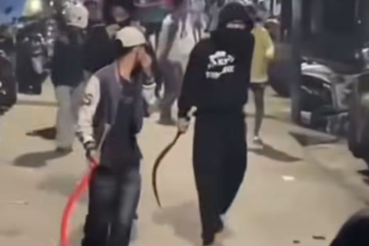 Lagi Tidur, Pelaku Tawuran Bersenjata Antarkampung Ditangkap di Jakbar