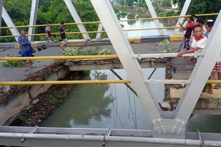 Truk bermuatan ratusan pupuk terjatuh saat jembatan Bojo Barru ambruk, Kamis (13/2/2020).