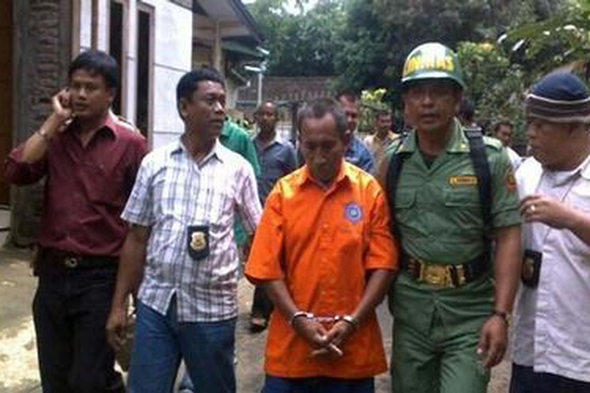Babeh saat melakukan rekonstruksi pembunuhan terhadap Ardi (11) di Dusun Mranggen, Desa dan Kecamatan Kajoran, Kabupaten Magelang, Kamis (21/1/2010).
