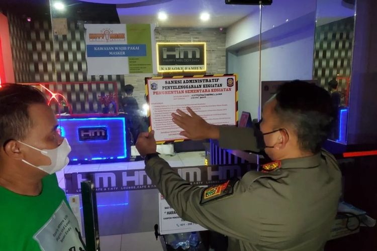 Satpol PP Kota Jakarta Barat melakukan kegiatan patroli pengawasan protokol kesehatan masa PPKM level 3 di kawasan CNI, Jakarta Barat, Sabtu (12/2/2022).