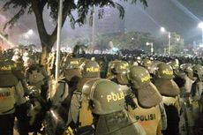 Massa Menyerang Polisi dengan Melempar Sejumlah Barang
