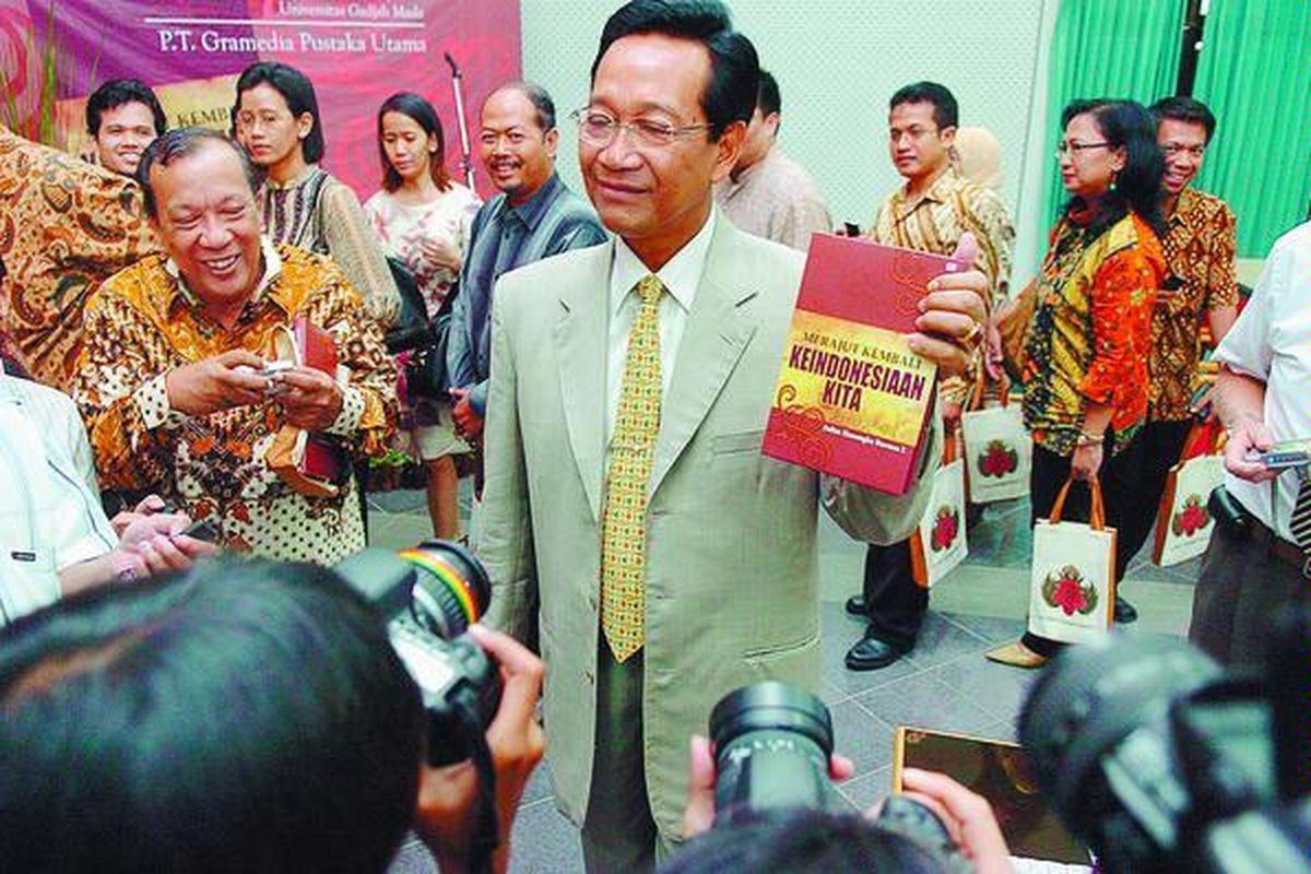 Sultan HB X meluncurkan buku yang bertajuk Merajut Kembali Keindonesiaan Kita di Gedung Pascasarjana UGM, Yogyakarta, Sabtu (15/3). Lewat buku ini Sultan berharap kebudayaan dapat menjiwai kebijakan-kebijakan politik dan menjadikannya kebajikan publik yang bisa membawa manfaat bagi kebaikan bersama. 