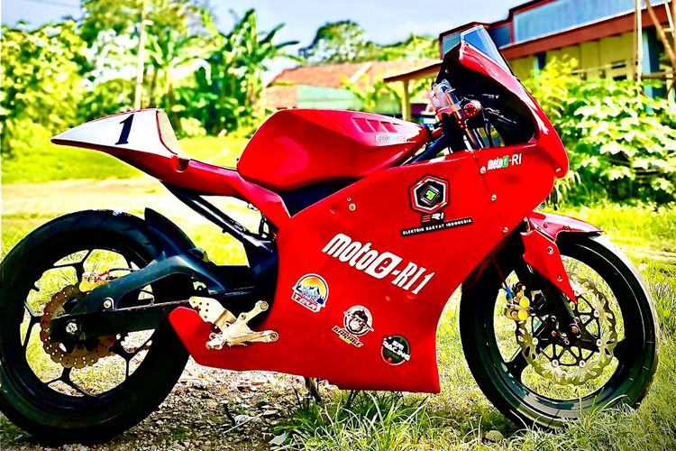 Muhammad Divokartono alias Divo Gimbal, punggawa Orang Senang Garage, memperkanalkan karya terbarunya berupa motor listrik custom bergaya motor balap yang diberi nama Moto-E R1 1.