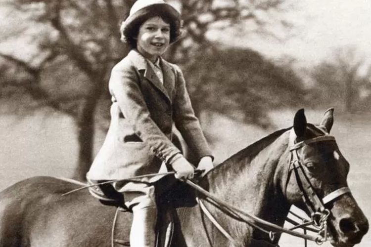 Ratu Elizabeth II mengembangkan hobi berkuda sejak usia dini.