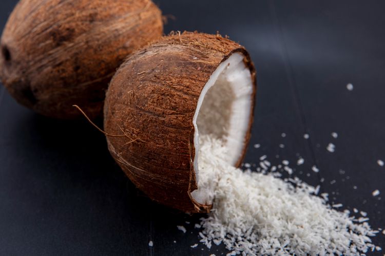 Sebelum menggunakan minyak kelapa sawit, dulunya masyarakat Indonesia menggoreng sajian menggunakan minyak kelapa.
