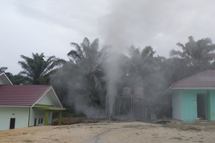 Semburan gas bergemuruh di kawasan Pondok Pesantren Al Ikhsan Boarding School di Kelurahan Tuah Negeri, Kecamatan Tenayan Raya, Kota Pekanbaru, Riau, Kamis (4/2/2021).