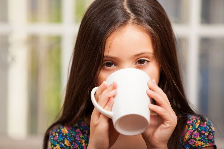 Ilustrasi anak minum kopi, alasan mengapa bayi tidak boleh diberi kopi.