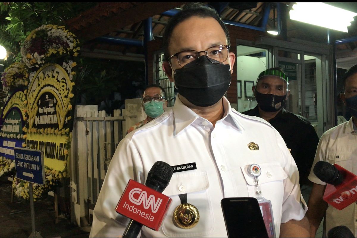 Anies Baswedan melayat Jakob Oetama di Gedung Kompas Gramedia Palmerah Selatan Unit 2, Gelora, Tanah Abang, Jakarta pada Rabu (9/9/2020) pukul 22.40 WIB.