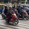 Risiko Menurunkan Kaki Kanan Saat Berhenti Naik Motor