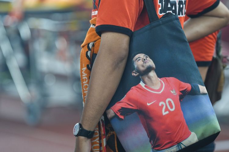 Suporter Persija Jakarta membawa tas bergambar Bambang Pamungkas saat melawan Persebaya Surabaya dalam lanjutan Liga 1 di Stadion Utama Gelora Bung Karno (GBK), Jakarta, Selasa (17/12/2019). Dalam laga tersebut Bambang Pamungkas mengakhiri karirnya di sepak bola sebagai pemain. ANTARA FOTO/M Risyal Hidayat/pras.