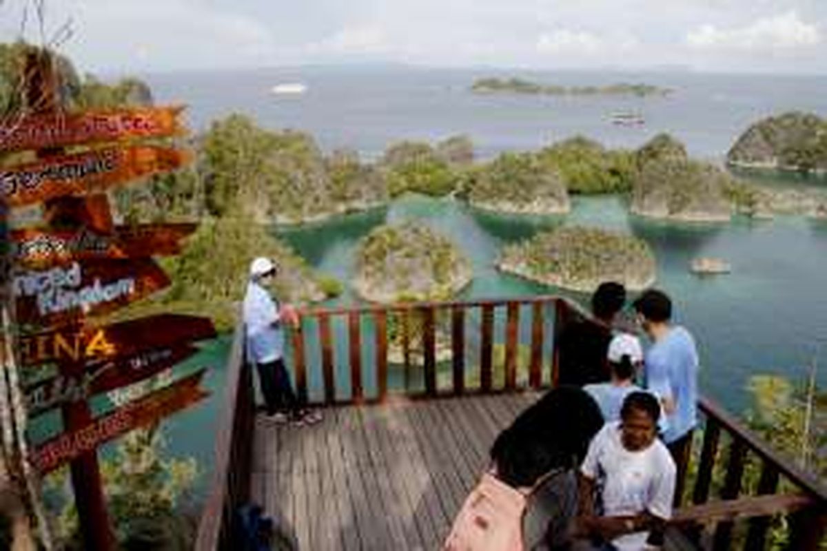Wisatawan menikmati pemandangan gugusan pulau karst dari Bukit Piaynemo, Desa Pam, Kecamatan Waigeo Barat Kepulauan, Kabupaten Raja Ampat, Papua Barat, Senin (31/11/2016).