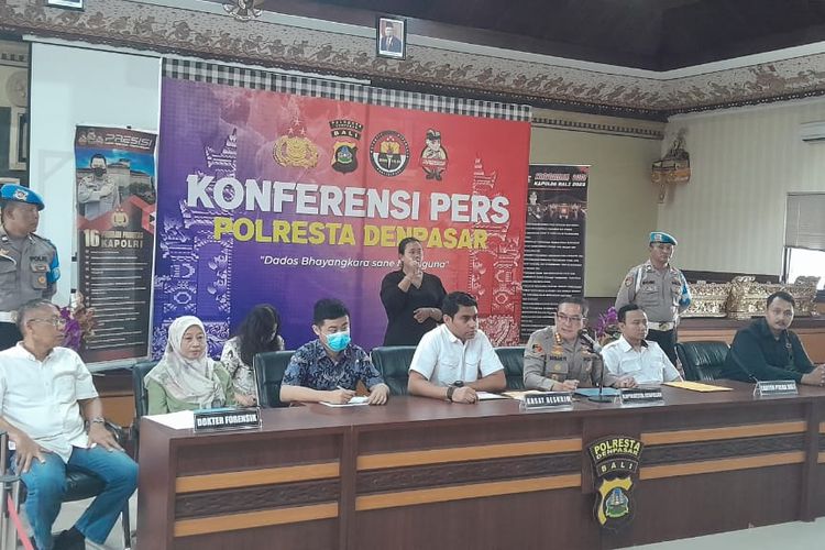 Kapolresta Denpasar Kombes Pol Bambang Yugo Pamungkas,  saat memimpin konferensi pers hasil penyelidikan terkait kematian pasangan kekasih warga negara China di sebuah hotel di Jimbaran, Badung, Bali, yang digelar di Mapolresta Denpasar pada Rabu (17/5/2023). Kompas.com /Yohanes Valdi Seriang Ginta