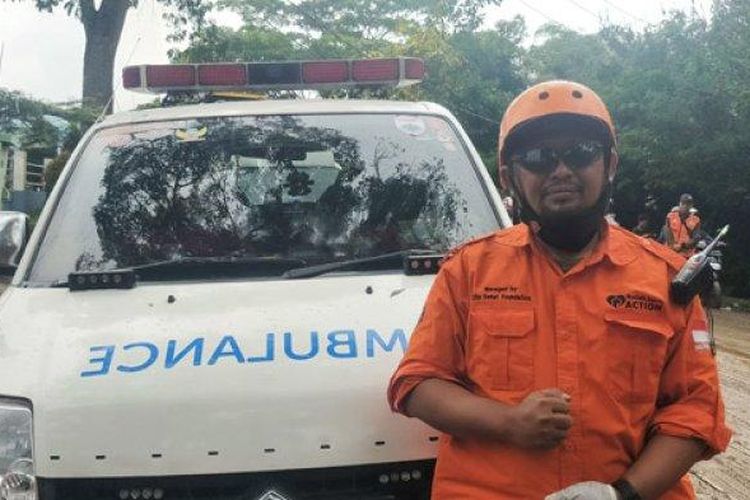 Supir ambulans dari Relawan Rumah Zakat Action, Asep (42) rela tidak tidur demi misi kemanusiaan gempa bumi di Kabupaten Cianjur, Jumat (25/11/2022) 
