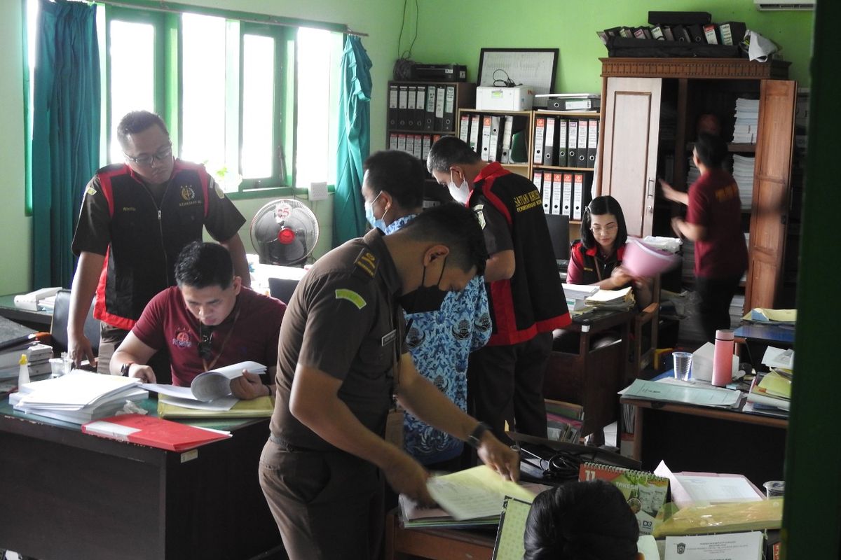 Tim penyidik Kejaksaan Negeri Lumajang geledah Kantor Dinas Ketahanan Pangan dan Pertanian Lumajang, Rabu (12/10/2022)
