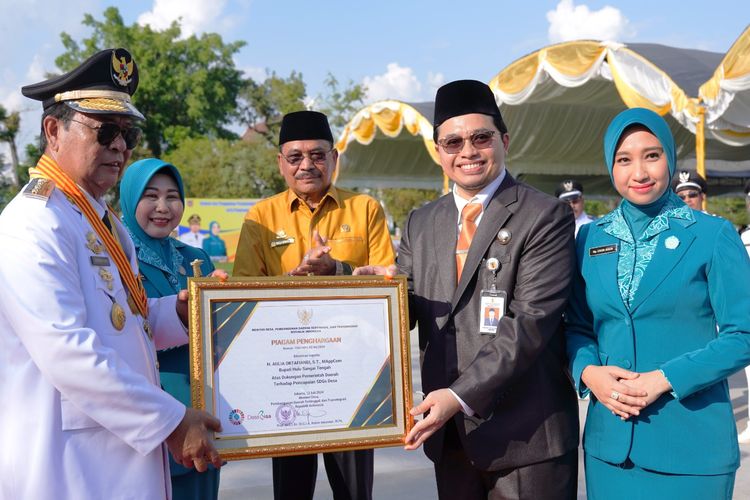 Gubernur Kalimantan Selatan Sahbirin Noor menyerahkan piagam Penghargaan Menteri Desa Pembangunan Daerah Tertinggal, dan Transmigrasi (PDTT) RI kepada Bupati HST H Aulia Oktafiandi atas dukungan pemerintah daerah terhadap pencapaian Sustainable Development Goals (SDGs) Desa di Lapangan Dwi Warna Barabai, Kamis (2572024) siang.
