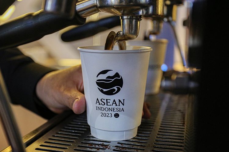 Kemenparekraf memperkenalkan kopi arabika khas nusantara dalam ajang KTT ke-43 ASEAN. Ketiga kopi ini merupakan racikan dari The Gade Coffee and Gold milik PT Pegadaian.