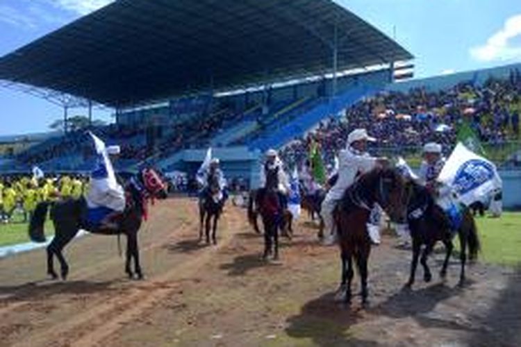 Pasukan berkuda dari Aremania santri yang ikut meramaikan launching tim Arema Cronus di Stadion Kanjuruhan, Malang, Minggu (15/2/2015).