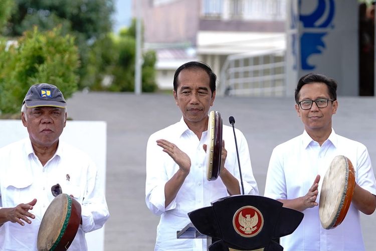  Presiden Republik Indonesia Joko Widodo 
didampingi Menteri Pekerjaan Umum dan Perumahan Rakyat (PUPR) Basuki Hadimuljono meresmikan 3.724 unit hunian tetap (Huntap) dan infrastruktur permukiman Pascabencana gempa bumi dan tsunami di Kota Palu, Sulawesi Tengah, Selasa (26/3/2024).