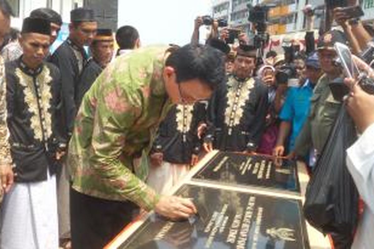 Gubernur DKI Jakarta Basuki Tjahaja Purnama atau Ahok saat meresmikan masjid di Rusunawa Marunda, Jakarta Utara, Minggu (17/1/2016).