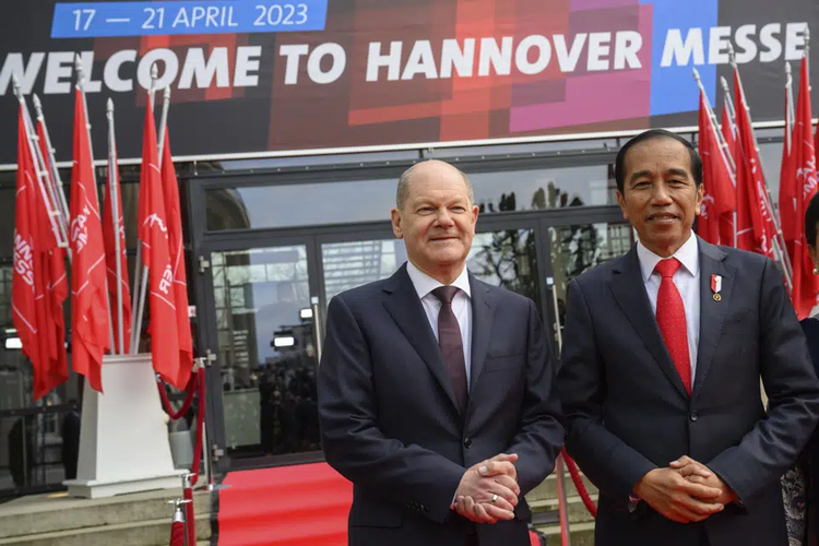 Kanselir Jerman Olaf Scholz menyambut Presiden Joko Widodo dan Ibu Negara Iriana Widodo sebelum acara pembukaan pameran perdagangan dan industri Hannover Messe, di Hanover, Jerman, pada 16 April 2023.