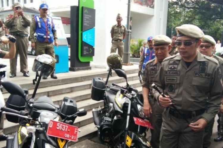 Wali Kota Bandung Ridwan Kamil saat memeriksa mendaraan operasional Satpol PP di Balai Kota Bandung, Jalan Wastukancana, Selasa (14/2/2017). KOMPAS.com/DENDI RAMDHANI