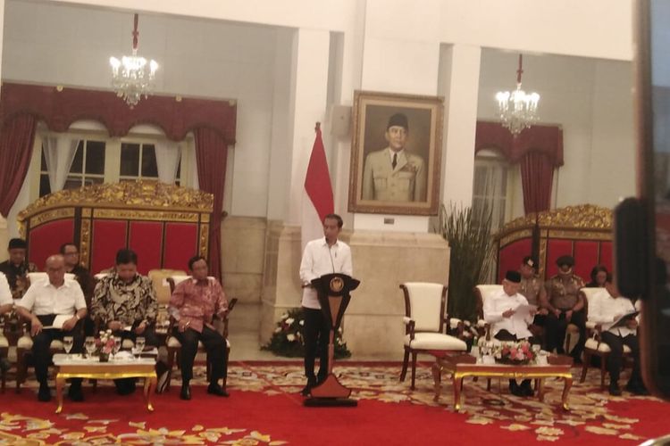 Presiden Jokowi dalam rapat kabinet paripurna di Istana Merdeka, Jakarta, Senin (6/1/2020). 