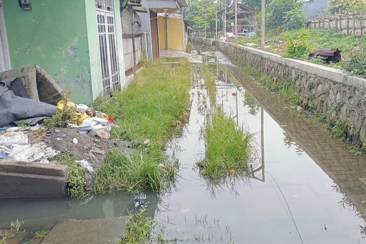 Luapan Kali SS Babelan Terus Terjadi di Bekasi, Warga Keluhkan Jalan Jadi Licin dan Bau Menyengat