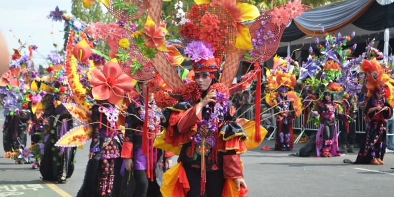 Defile Ikebana dalam Jember Fashion Carnival (JFC) ke-14, Minggu (30/8/2015).