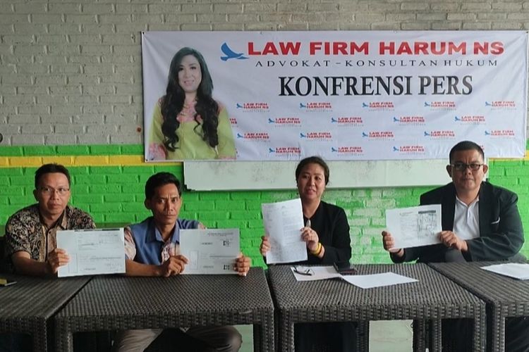 Wahidin bersama Law Firm Harum NS, menggelar pers konfrens di Kota Cirebon pada Sabtu siang (17/6/2023). Mereka menunjukkan bukti dan mengungkapkan fakta fakta dugaan tindakan penipuan yang dilakukan oknum AKP SW, bersama menantunya IPDA D, dan juga Aipda H dan NY.