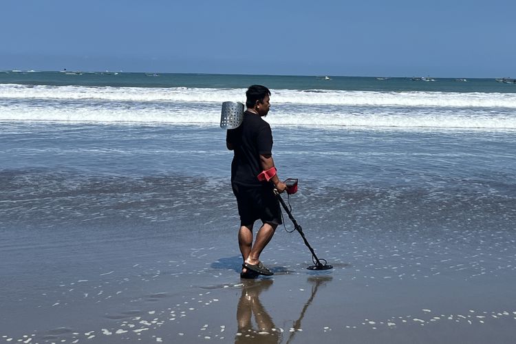 Menyusuri Pantai Pangandaran dengan Metal Detector, Yadi Pernah Temukan Emas