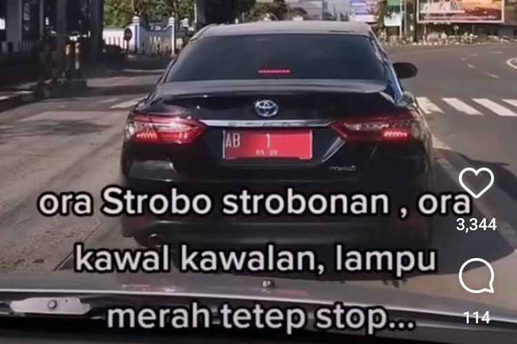 Viral unggahan di Instagram mobil berpelat AB 1 yang ditumpangi Gubernur DI Yogyakarta, Sri Sultan Hamengku Buwono X, berhenti di lampu merah.