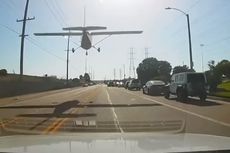 Pesawat Kecil Mendarat Darurat di Jalan Raya Los Angeles