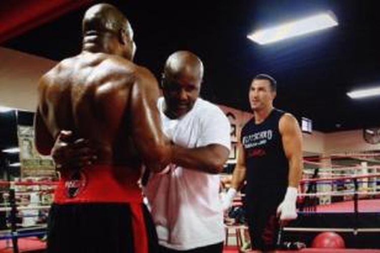 MIchael Moorer memisahkan Shannon Briggs dan Vladimir Klitschko