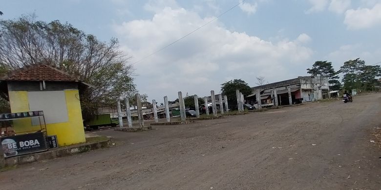 Bangunan terbengkalai di bekas Terminal Cilembang Tasikmalaya, Jawa Barat, Rabu (1/11/2023).