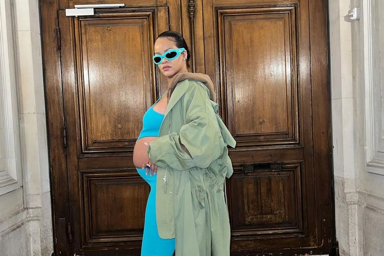 Rihanna mengenakan jumpsuit aqua ketat sembari memamerkan perut buncitnya yang tengah mengandung anak pertamanya.