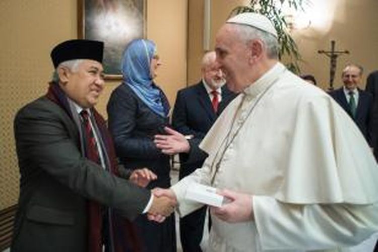 Ketua Umum Majelis Ulama Indonesia Din Syamsuddin diterima Paus Fransiscus setelah menghadiri The 3rd Catholic-Muslim Forum di Vatikan, Rabu (12/11/2014).