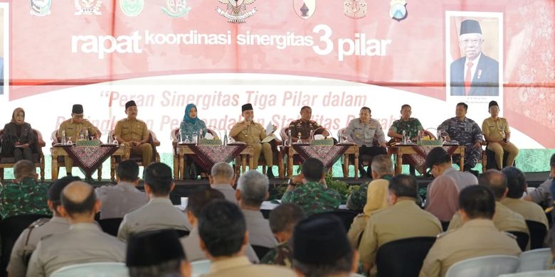 Bupati Banyuwangi Abdullah Azwar Anas saat menghadiri forum Sinergitas Tiga Pilar, yang berlangsung di Hutan de Djawatan, Kecamatan Cluring, Banyuwangi, Senin (21/10/2019).