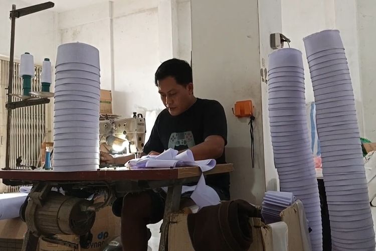 Pengrajin peci haji di Banyuwangi sedang menyelesaikan pesanan. 