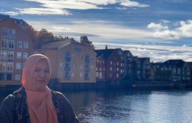 Fitri Maharani, berpose di depan Muslim Society in Trondheim, salah satu masjid di Trondheim, Norwegia.
