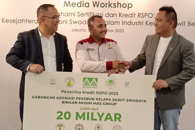 Musim Mas Group, salah satu perusahaan kelapa sawit terintegrasi terbesar di dunia,  memfasilitasi penyerahan kredit RSPO secara simbolis kepada petani sawit swadaya senilai Rp 20,3 miliar, Kamis (23/11/2023).