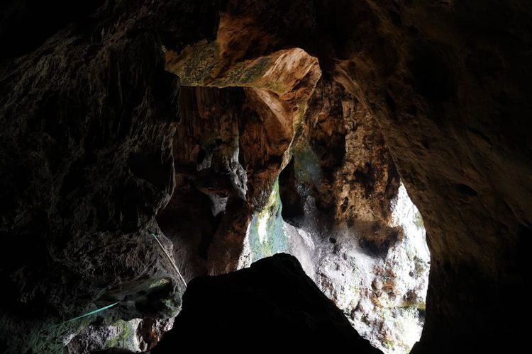 Gua Pawon merupakan tempat wisata prasejarah di Jabar. 