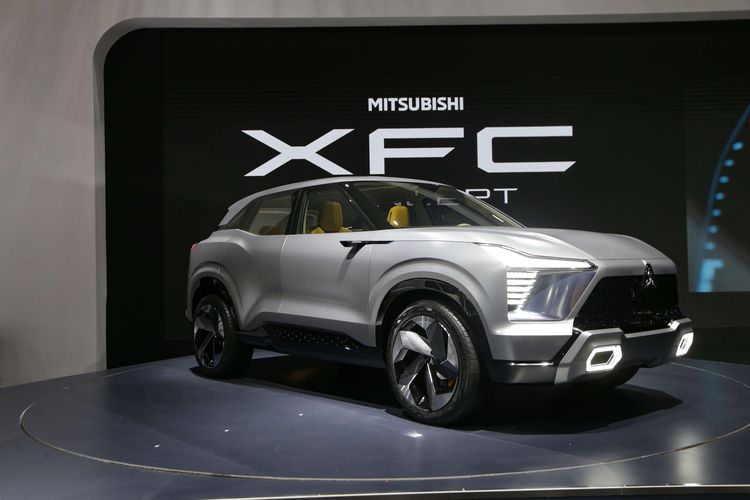 Mobil konsep Mitsubishi XFC Concept dipamerkan di ajang Indonesia International Motor Show (IIMS) 2023 di JIExpo, Kemayoran, Jakarta Pusat, Kamis (16/2/2023). Mobil konsep ini siap menyapa para pengunjung pameran otomotif tersebut.