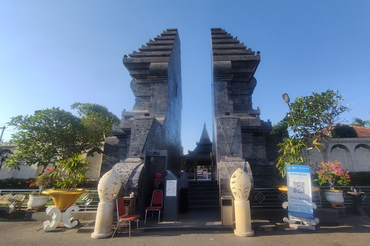 Gerbang Masuk Makam Bung Karno di Blitar.