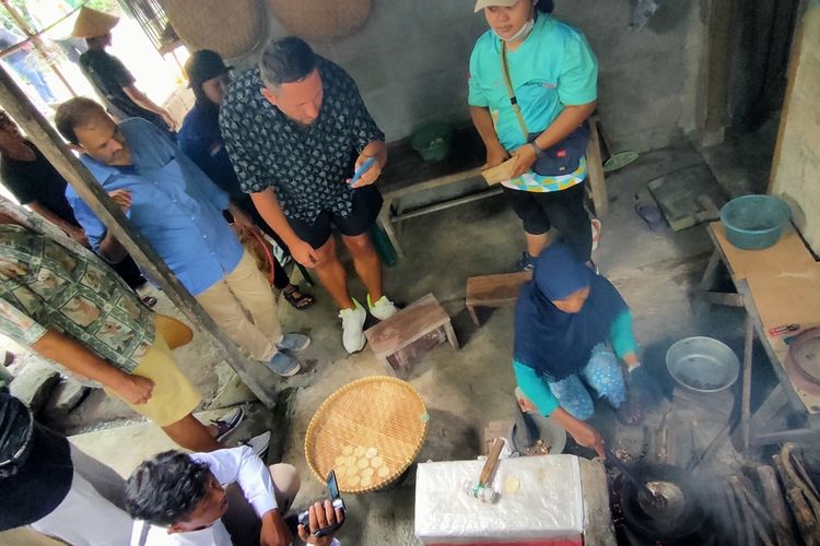 Para delegasi ASEAN Tourism Forum (ATF) 2023 pada post tour di Kalurahan Banguncipto, Kapanewon Sentolo, Kabupaten Kulon Progo, Daerah Istimewa Yogyakarta.