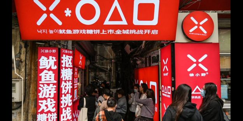 Squid Game begitu populer di China sampai menginspirasi barang-barang dagangan, seperti toko di Shanghai ini yang menjual penganan yang ditampilkan dalam acara tersebut. [VIA BBC INDONESIA]
